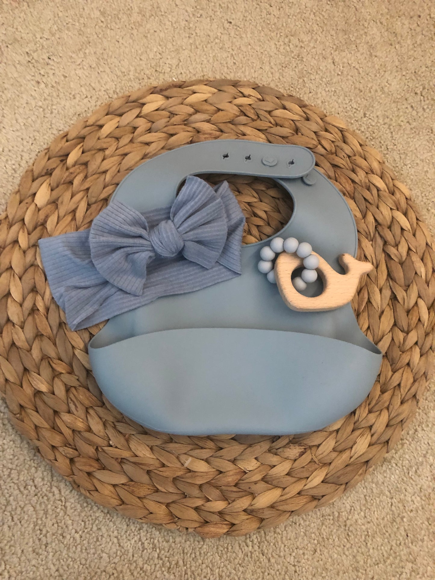 Conjunto babete, fita para o cabelo e mordedor - Tillie & Teo